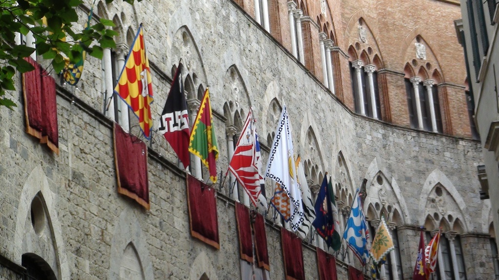 Le bandiere delle contrade di Siena